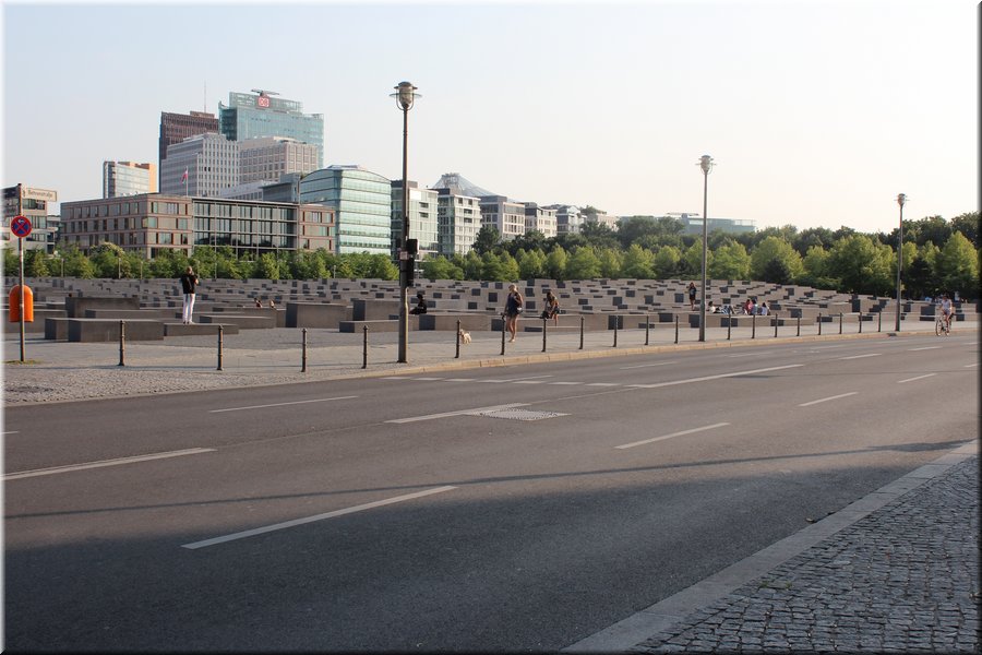 20020-Monumento al holocausto-.jpg