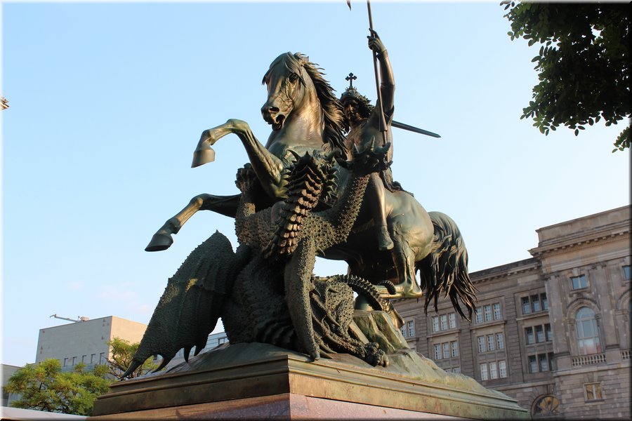 22010-San Jorge matando al pobre dragn-.jpg
