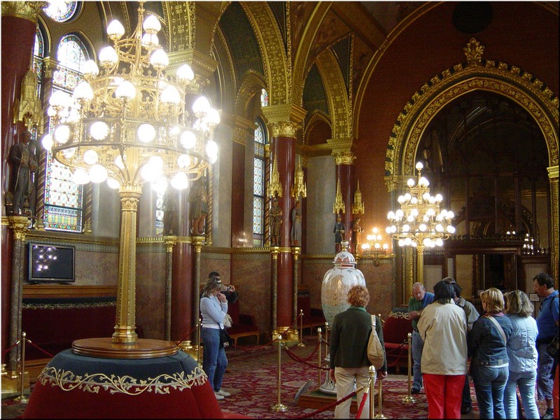 0740-Diego-B-P-V-Budapest-Interior-Parlamento-Sala-alfombra-.jpg