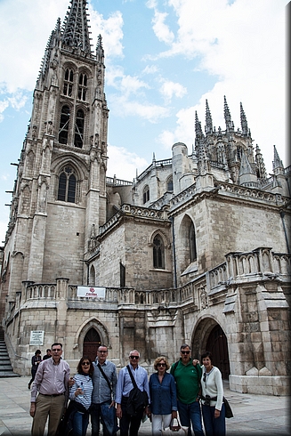 020-Ante la Catedral.jpg