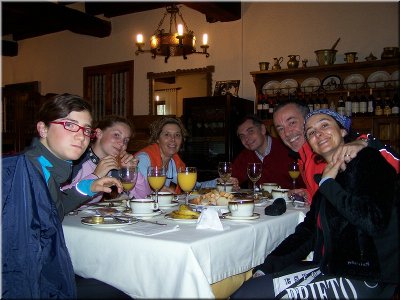 0011-Roncesvalles-Cena en la Posada.JPG