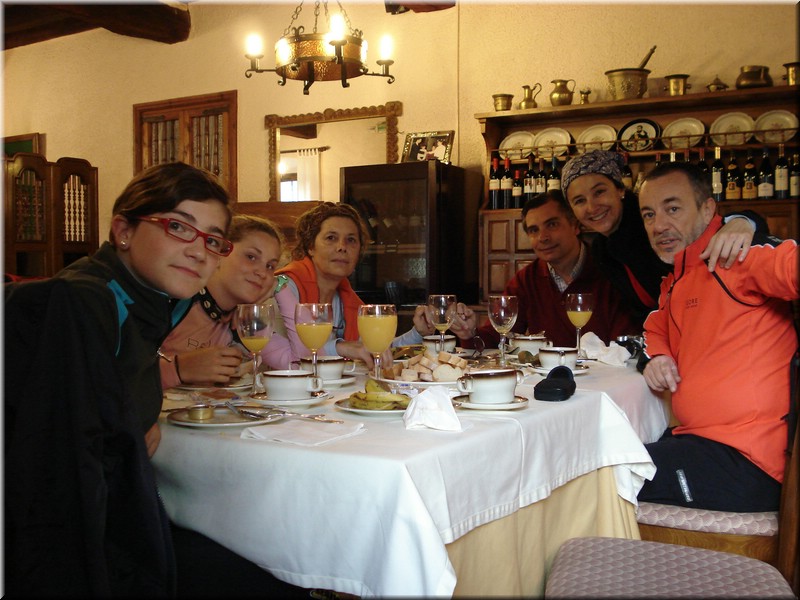 0012-Roncesvalles-Cena en la Posada.jpg