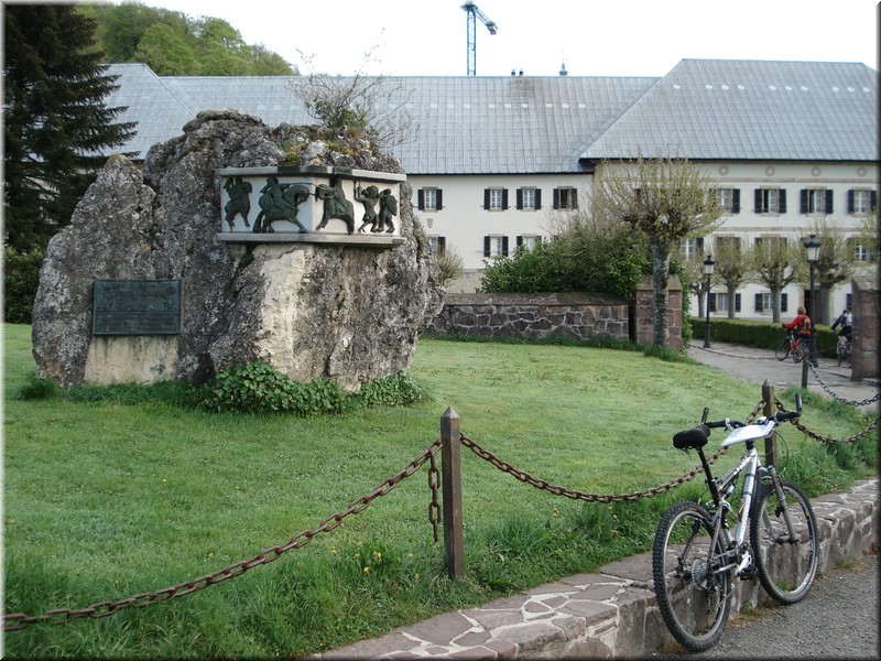 0060-Roncesvalles - Entrada a la Colegiata.jpg