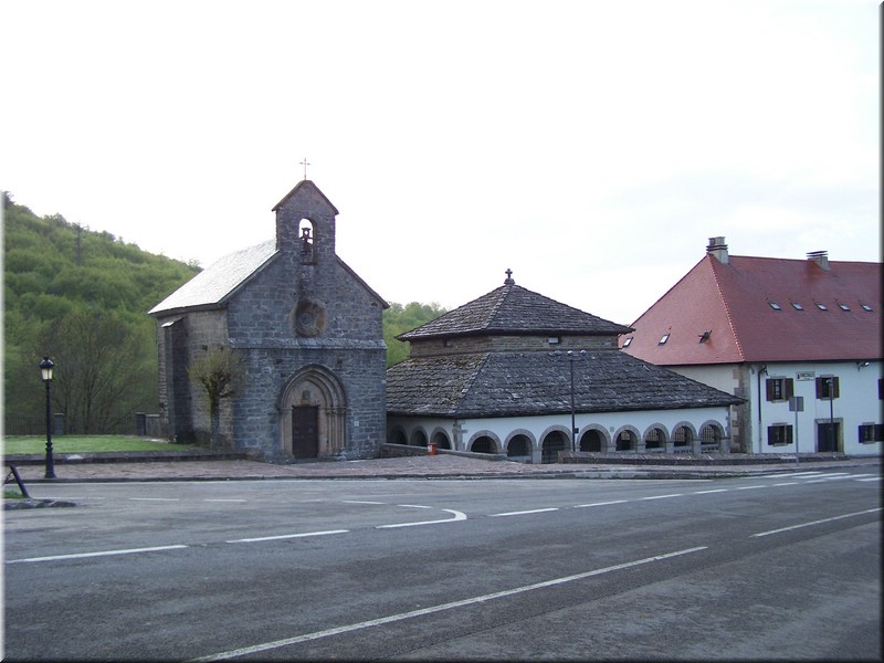0070-100_0187-Roncesvalles-Ermita y silo de Carlomagno.JPG