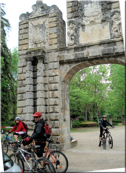0730-Camino Jardines de La Taconera.jpg