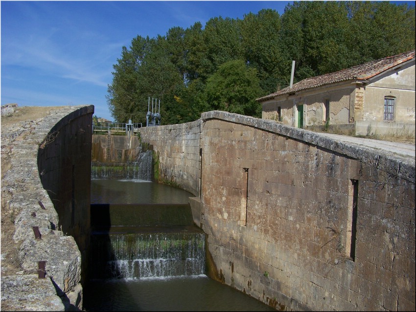 050-Canal de Castilla- Esclusa de Fromista K2468.JPG