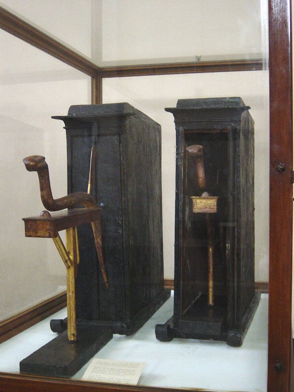 536-CairoMuseo-TesoroTutankamon.JPG
