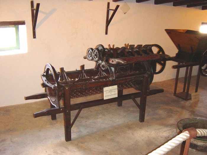 Museo-Vino-14-Pisadora-Despalilladora-Portatil-3940.JPG