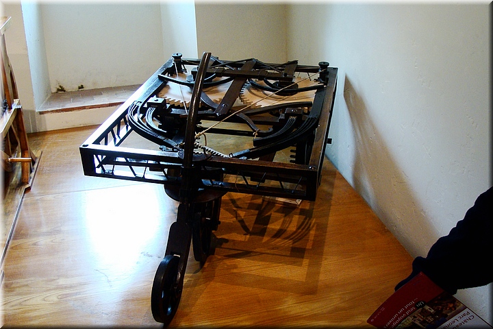 16300 - Leonardo - Automovil a cuerda.JPG