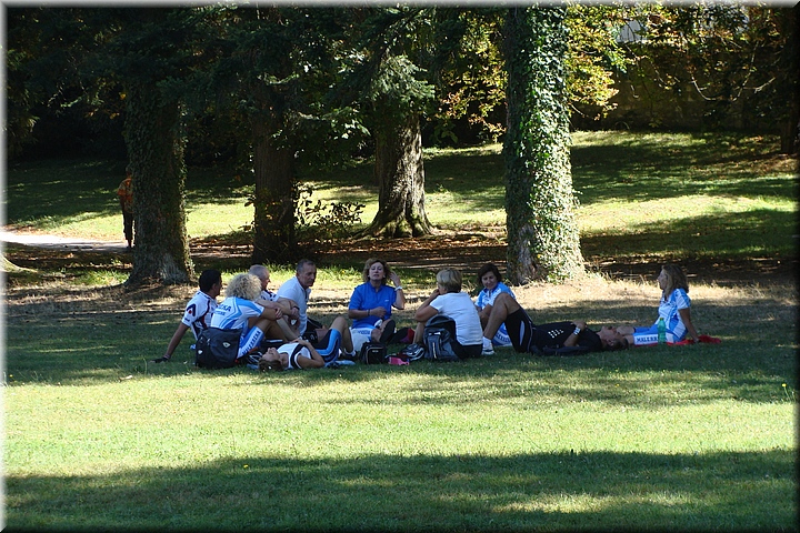 02600 Almuerzo en el jardin de Chambord.JPG