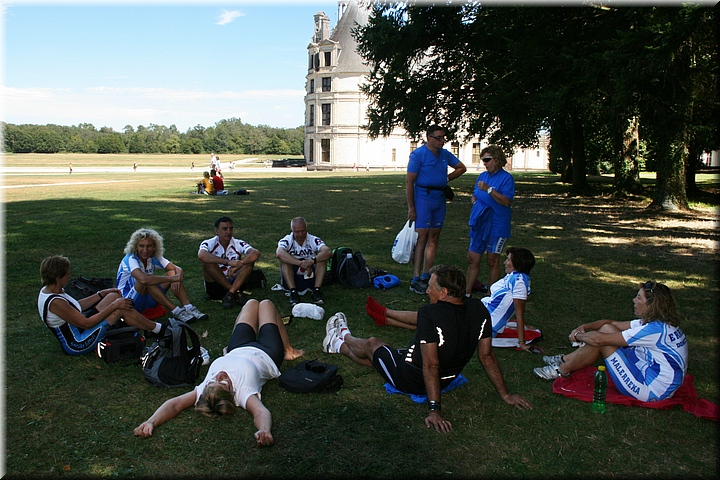 02610 Almuerzo en el jardin de Chambord--.jpg