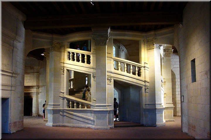 02700 Chambord - Escalera central.JPG