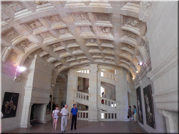 02710 Chambord - Escalera central.JPG