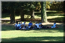 02600 Almuerzo en el jardin de Chambord.JPG