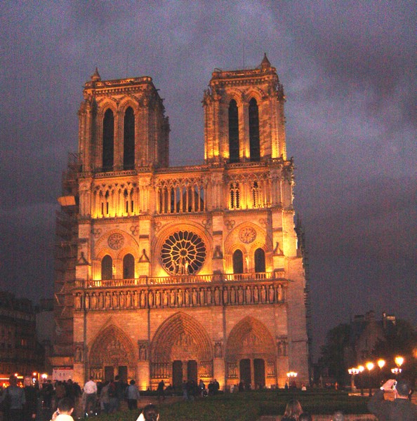 NotreDame-noche.jpg
