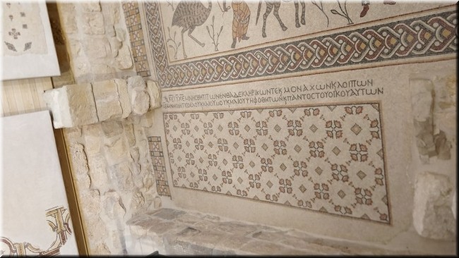 1-10--Mosaicos en la Basílica de Moises.jpg