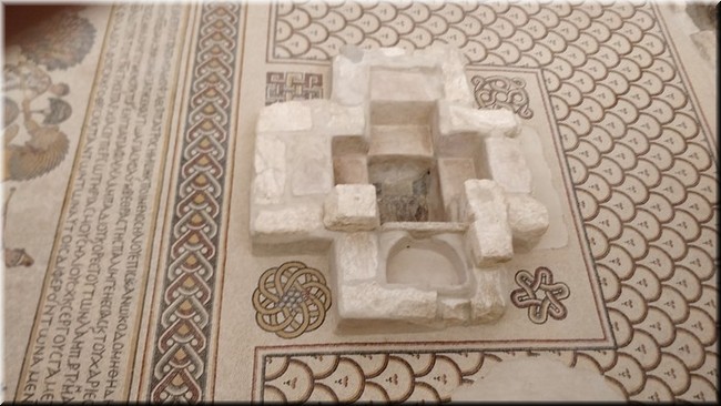 1-12-Mosaicos en la Basílica de Moises.jpg