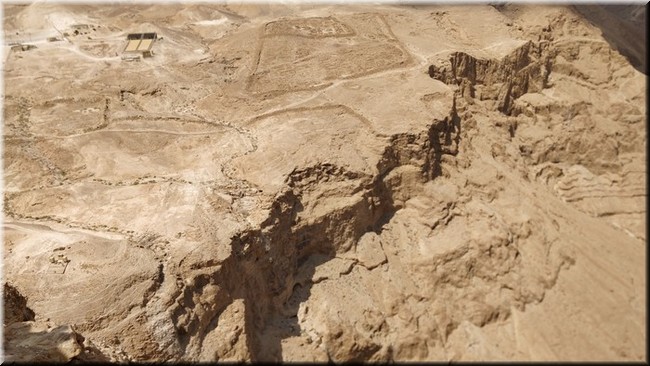 6-18-Masada -escarpaduras y campamento romano.jpg
