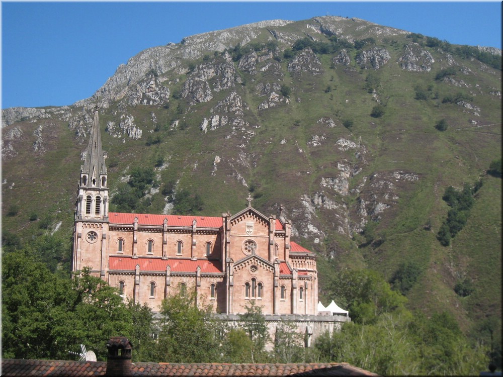 07404-Basilica nueva en Covadonga-RUTA DE LA PLATA 2ª PARTE 158.jpg