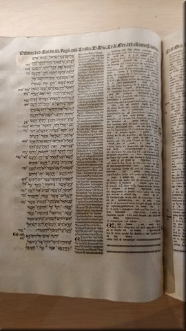 66  - Siguenza - Catedral de Sta Maria - Biblia poliglota.jpg