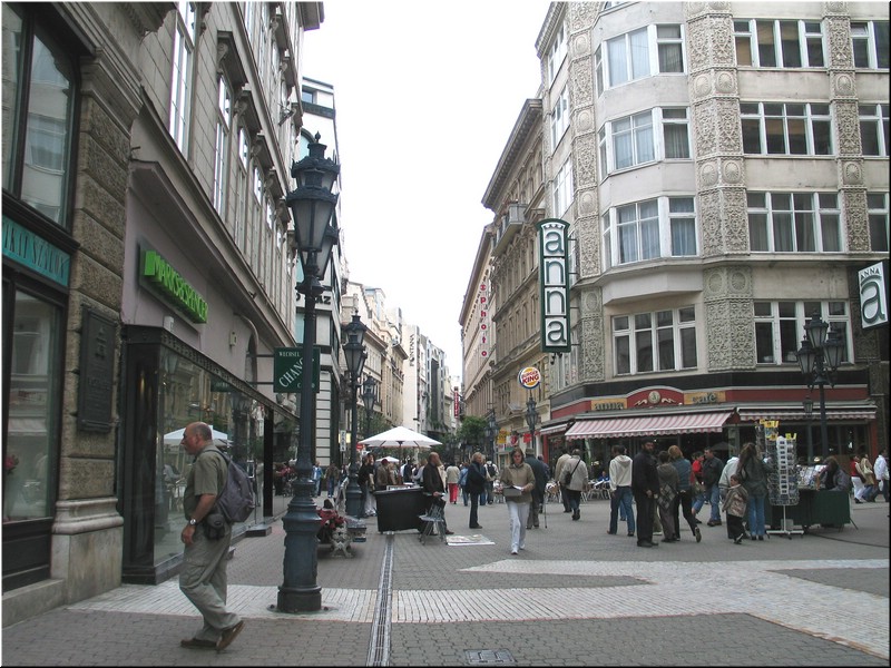 0301-Pedro-B-P-V-Budapest-Calle-Peatonal-Vaci-Utca.jpg
