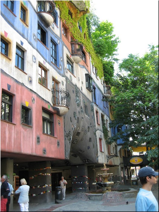 2832-Rosa-B-P-V-Viena-Hundertwasser-Haus.jpg