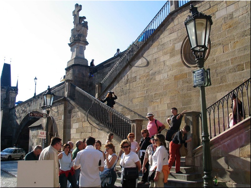 3462-Pedro-B-P-V-Praga-Puente-Carlos-bajada-rio.JPG
