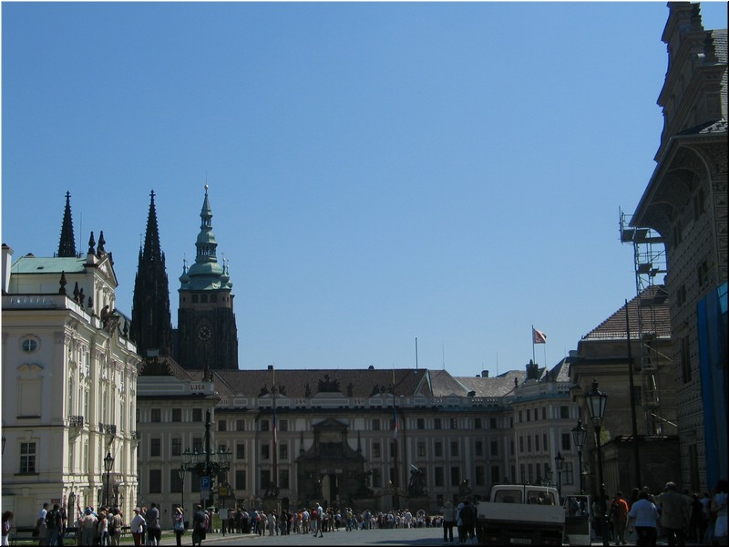 4192-Pedro-B-P-V-Praga-Entrada-castillo-.JPG