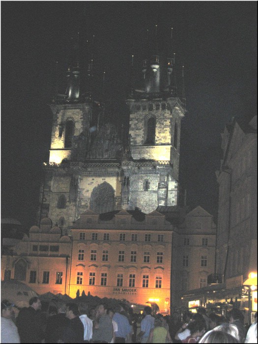 4784-Rosa-B-P-V-Praga-Iglesia-Tyn-noche.jpg